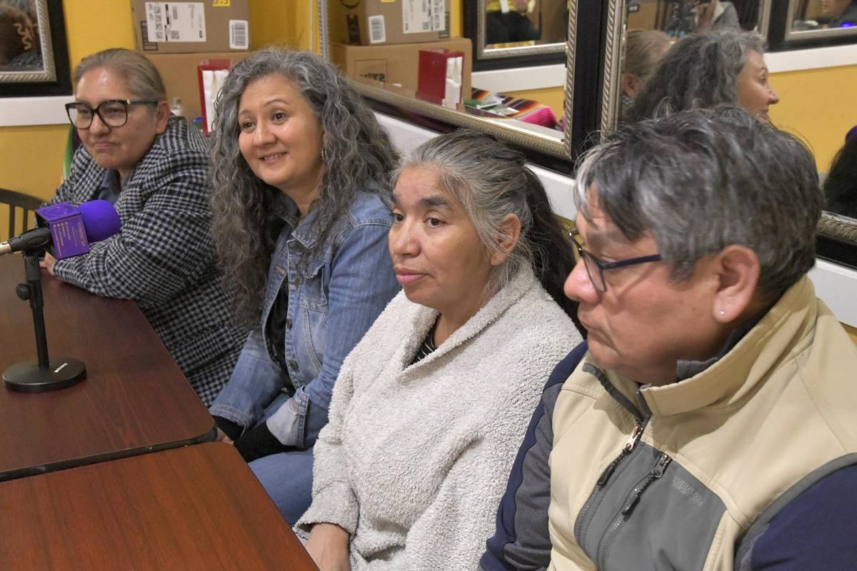 Susana Barrios, (segunda de la derecha) vicepresidenta de Latino Racial Justice Circle ha ayudado a organizar la repatriación de inmigrantes que han muerto en Baltimore. Aquí está el 27 de marzo de 2024, con Lucía Islas a la izquierda, Gevene Alarcón, Barrios, y Carlos Crespo. Hablaron sobre los esfuerzos de recaudación de fondos para ayudar a las familias de las víctimas del derrumbe del puente.