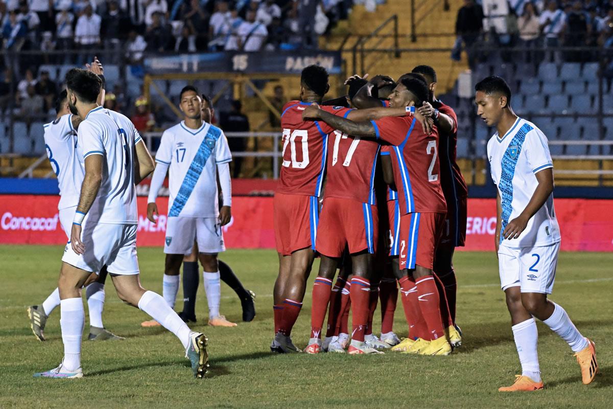 Los jugadores panameños celebrando el gol de penal de Éric Davis.