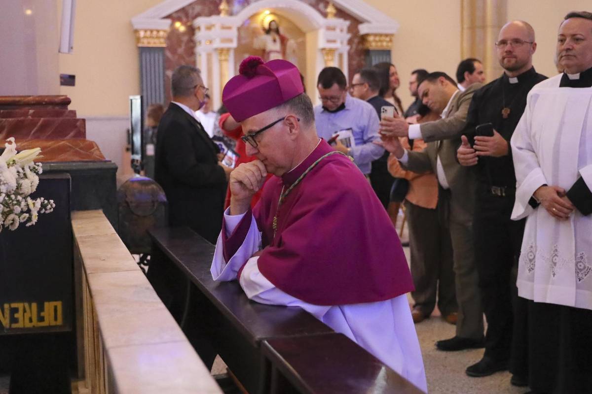 Arzobispo de Tegucigalpa llama a orar por la Iglesia al recibir palio
