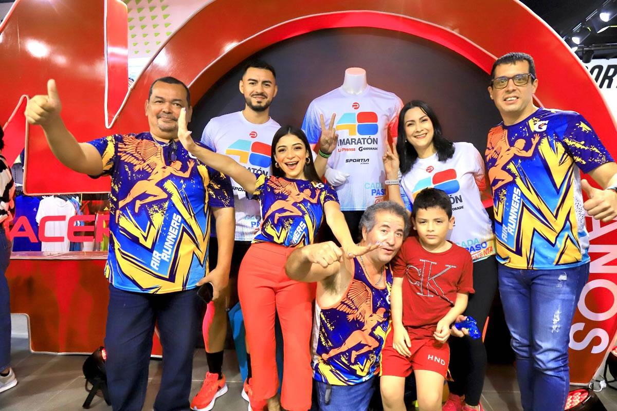 Al presentar el recibo de inscripción en la Feria del Atleta recibes el kit con la camisa oficial.