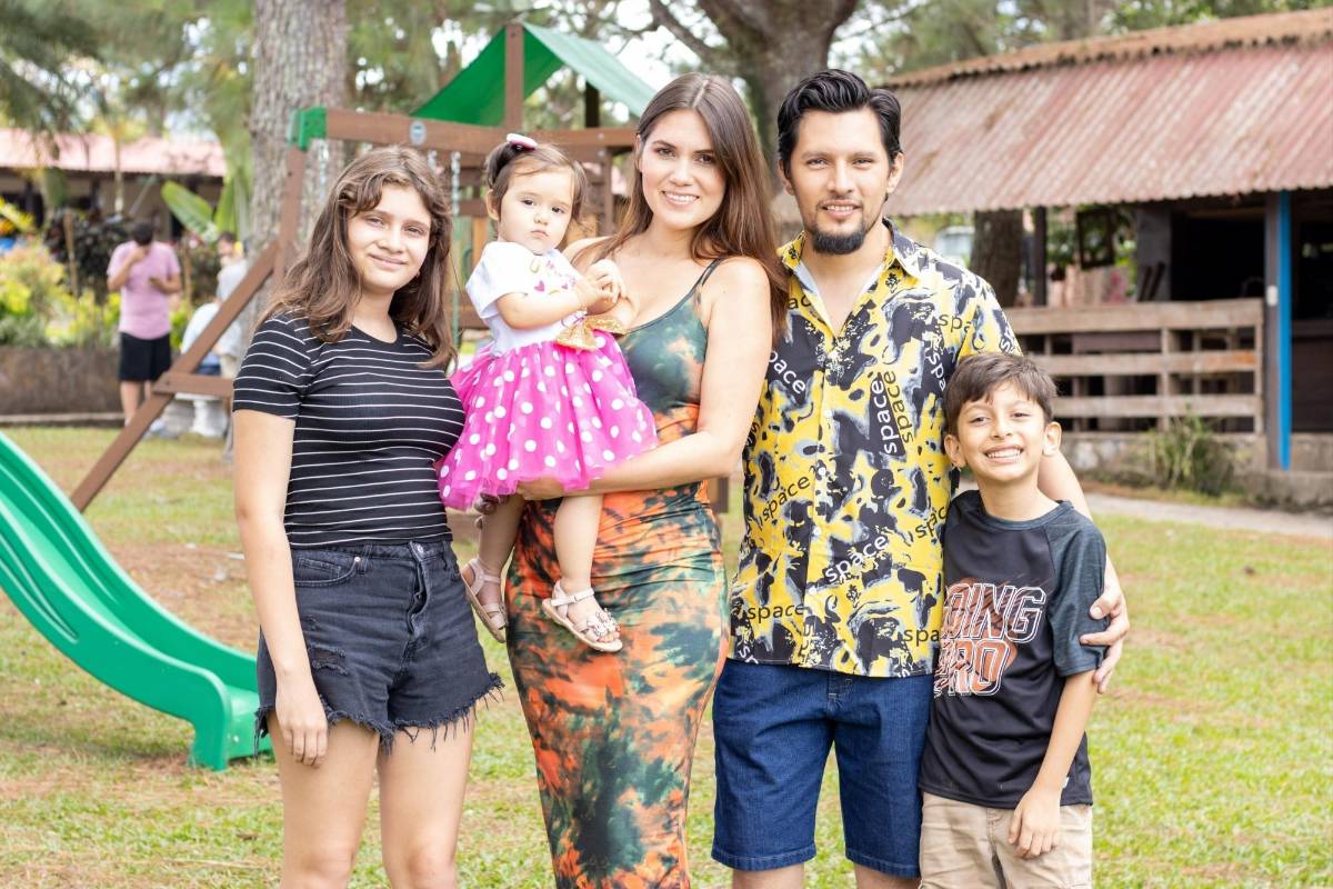 Desde 2019, Nina es pareja de Jared Escobar, quien también es bajista en su banda y con quien ha procreado una niña que ahora tiene dos años de edad. Con sus hijos de relaciones previas, conforman una hermosa familia.
