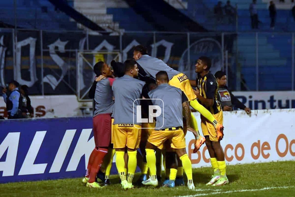 Los jugadores del Real España celebran el segundo gol de Pedro Báez ante Motagua.