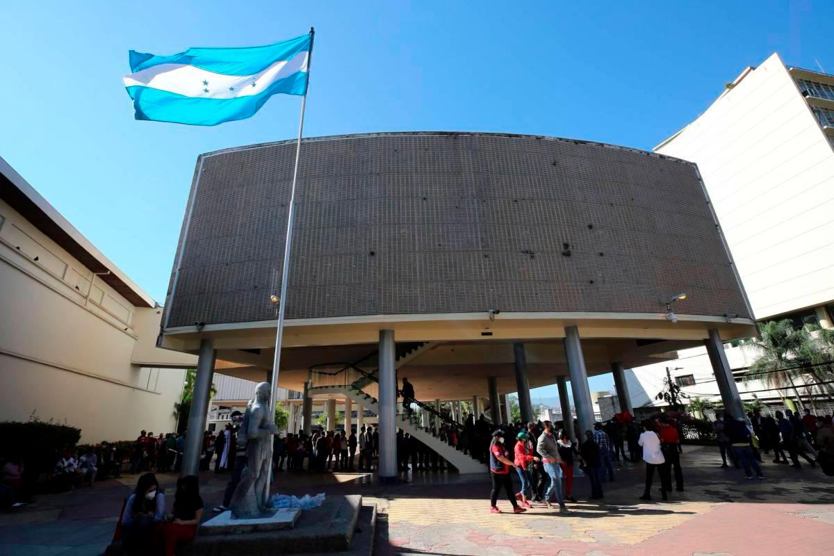 Cinco exdiputado drenaron L42 millones del Congreso Nacional, según el MP