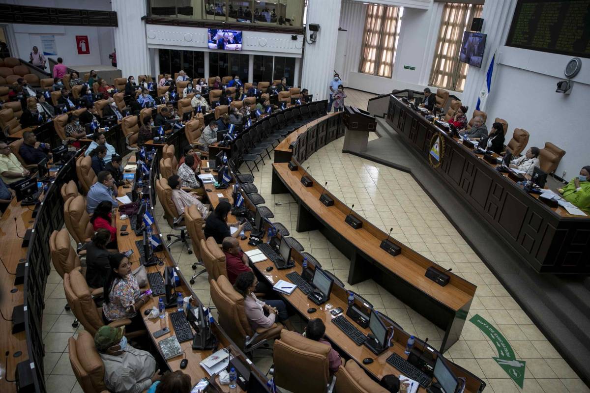 Diputados de la Asamblea Nacional de Nicaragua participan en una sesión para aprobar la entrada de tropas rusas al país. Fotografía: EFE/ Jorge Torres