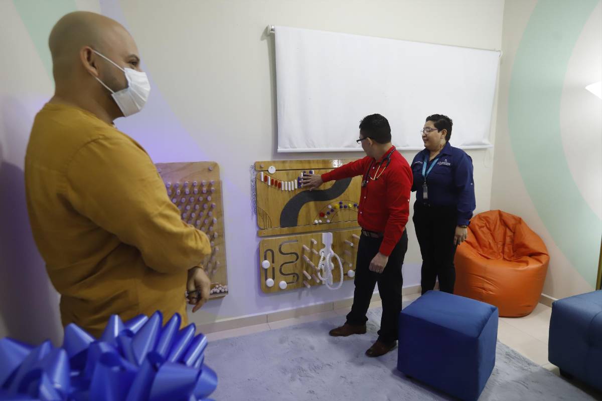 El doctor Arturo Avila inauguró este espacio junto a Alexis Mesa, jefe de urgencias y triaje.