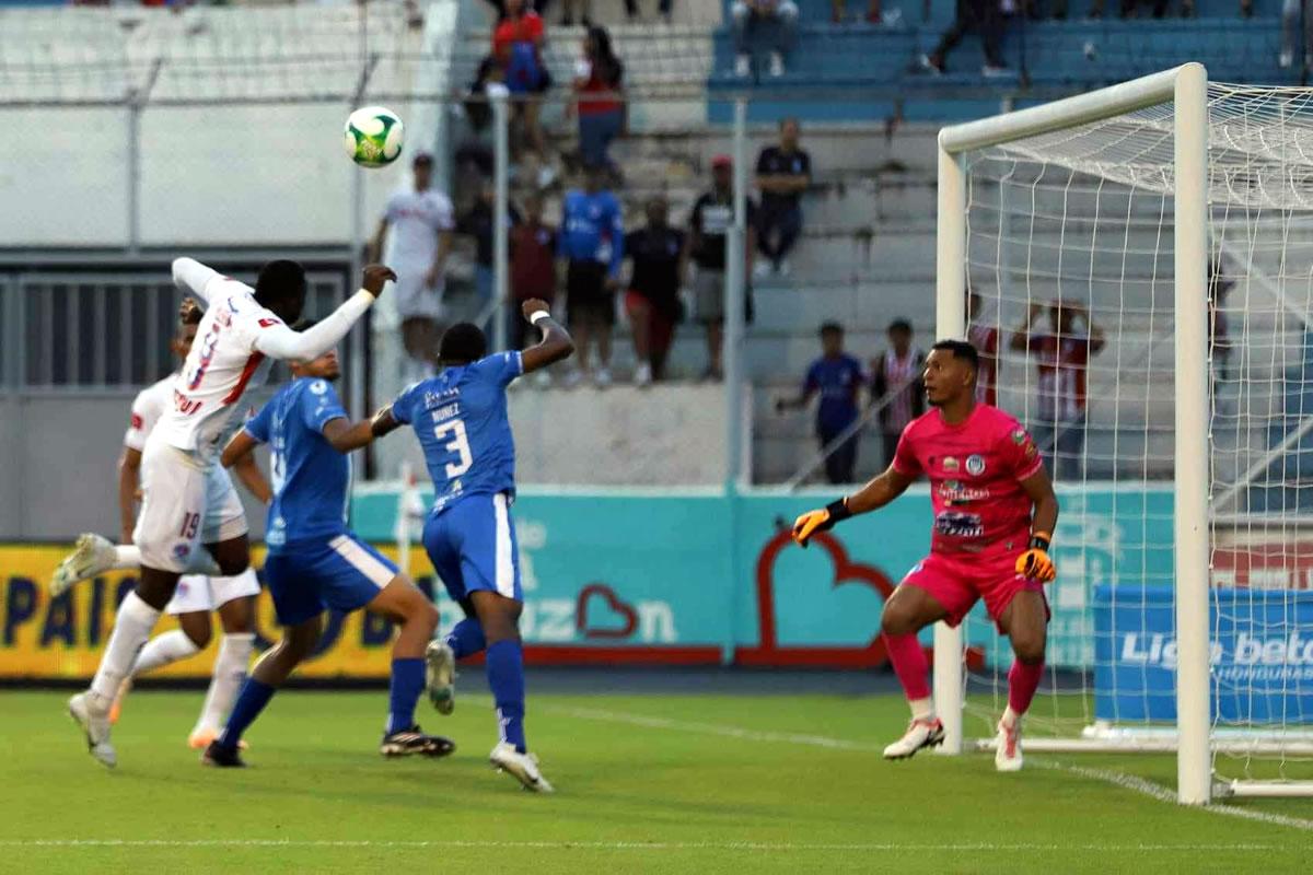 Marlon Licona se vistió de héroe y evitó que Olimpia saliera con triunfo ante Victoria.