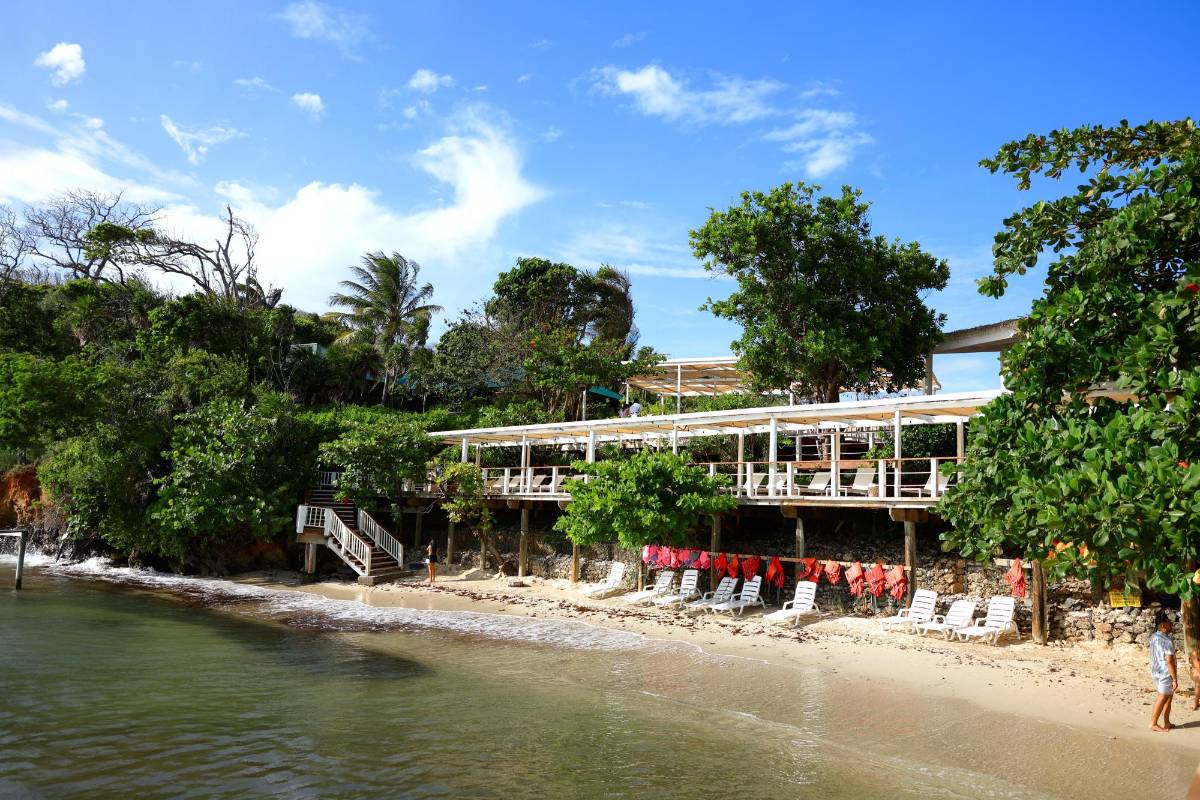 Hotel Media Luna: un lugar que cautiva con su belleza en las playas de Roatán