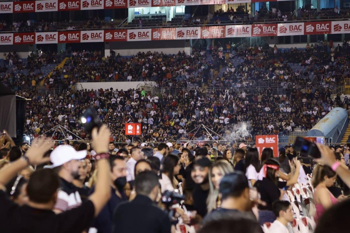 Miles de hondureños esperaron la presentación de Daddy Yankee.
