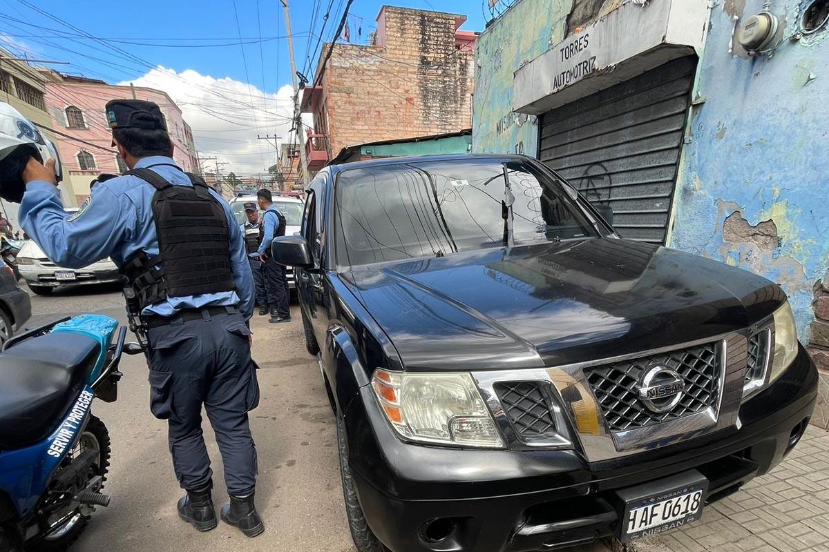 Vehículo en el que fueron encontrados los dos cadáveres.