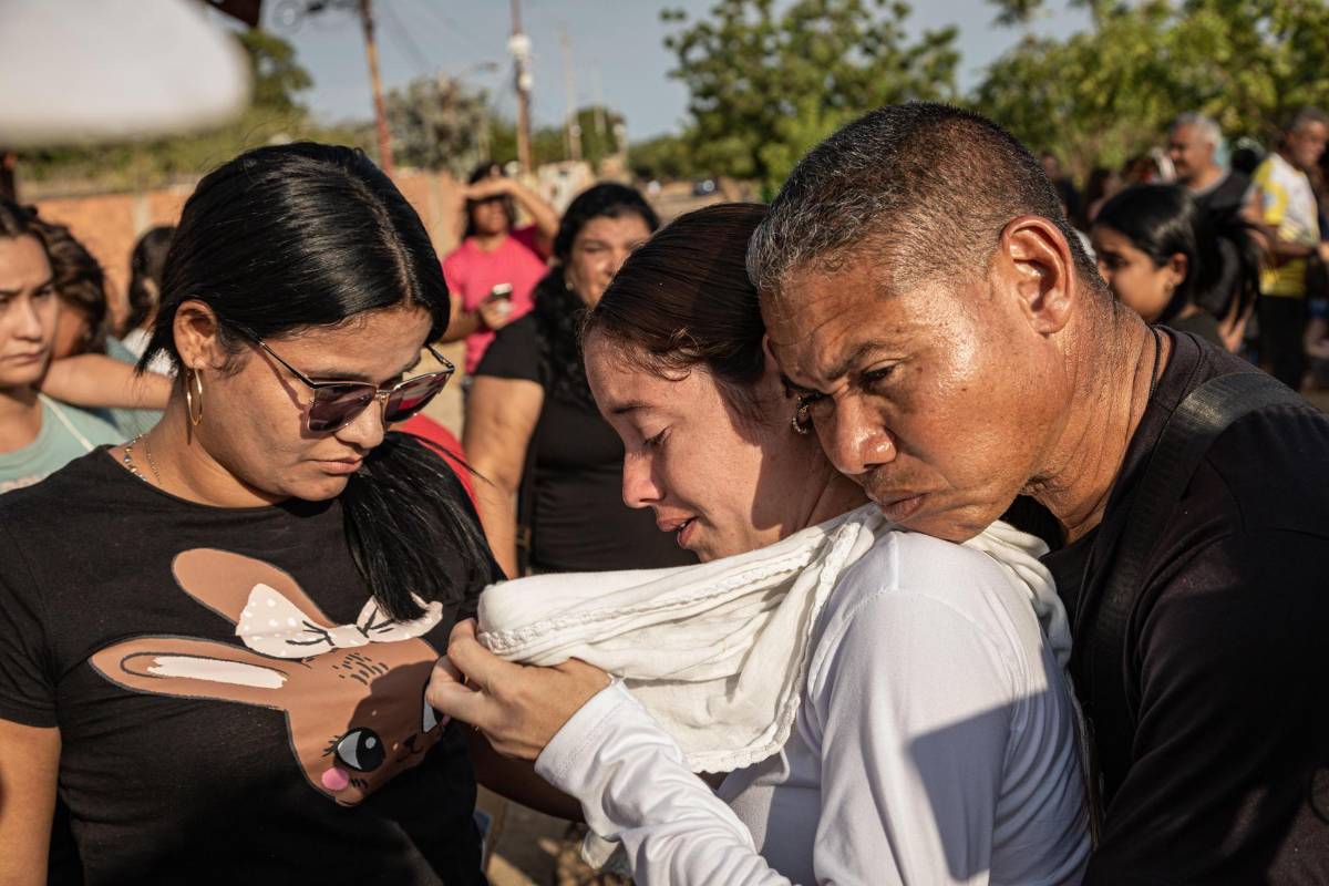 “Se lo llevaron por los tatuajes”: Pánico entre venezolanos en EEUU tras deportaciones a El Salvador