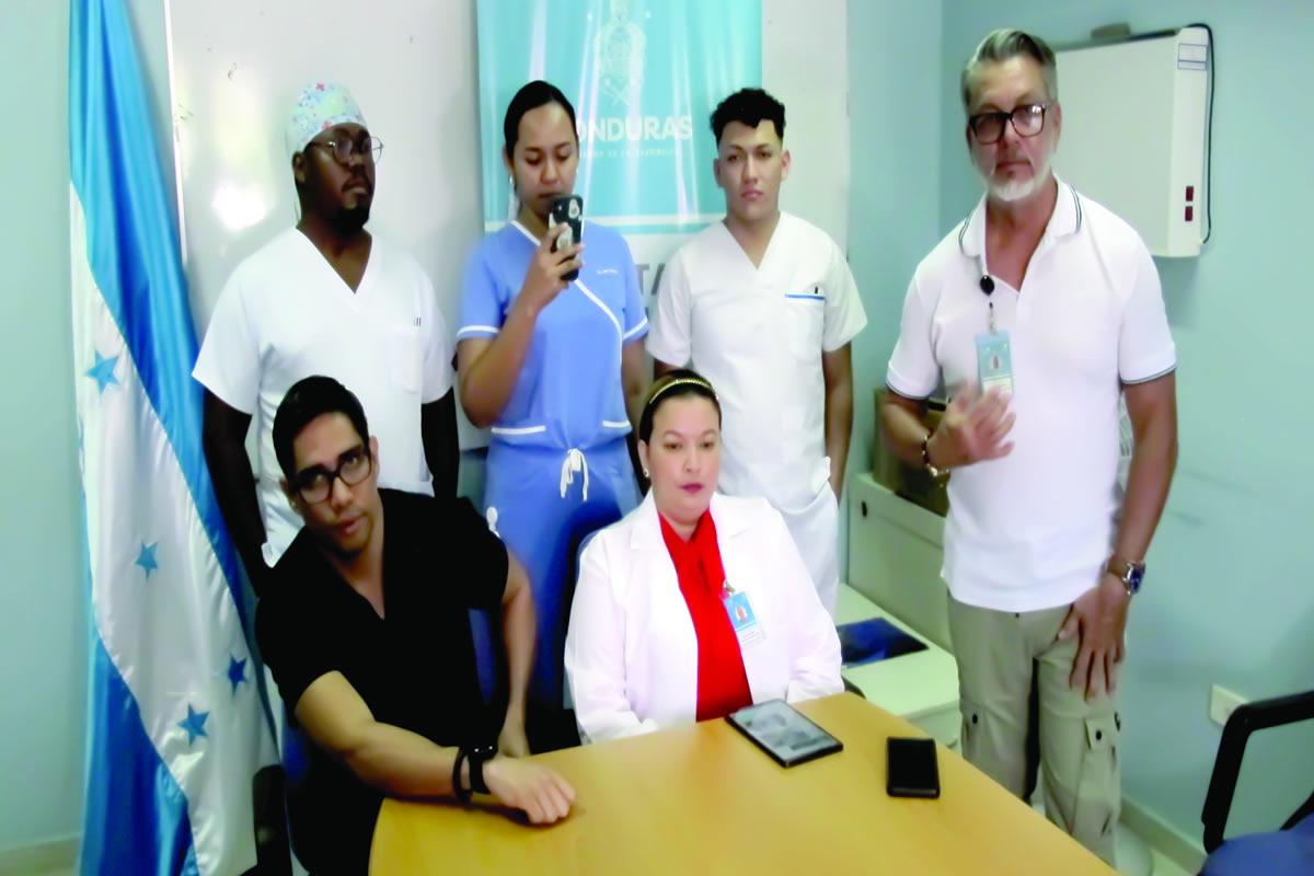 En el hospital público familiares y personal médico están atentos a la evolución de Roberto Carlos Bú, atacado por un tiburón.