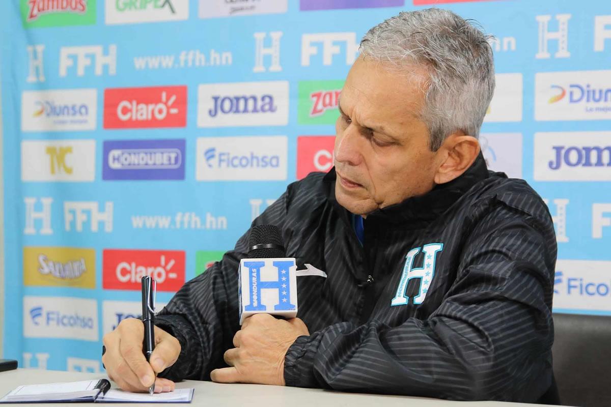 Reinaldo Rueda hizo apuntes durante la conferencia ante los medios de comunicación.