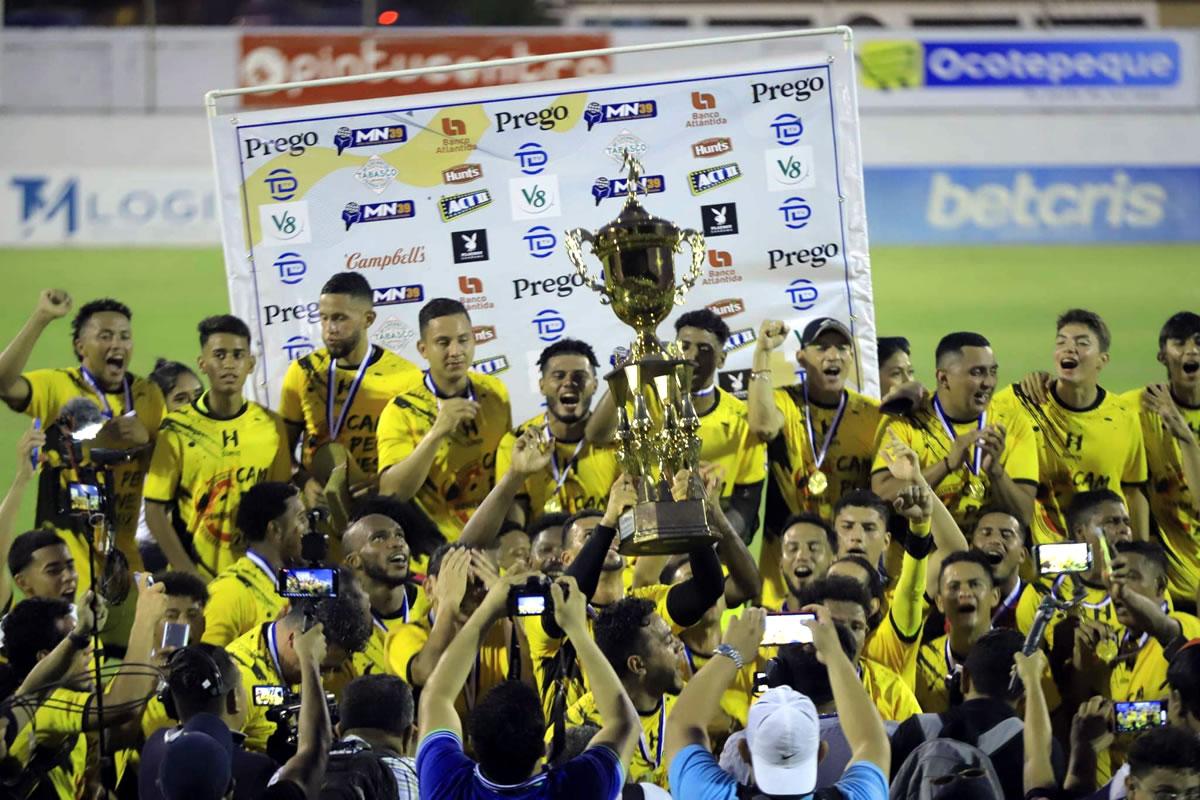 Los jugadores del Génesis celebrando con el trofeo de campeones del Torneo Clausura 2023 de la Liga de Ascenso.