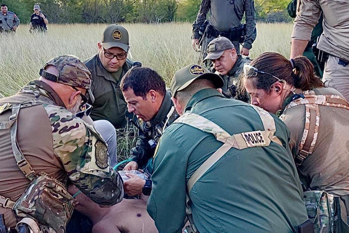 Agentes atienden a un migrante en el río Bravo.