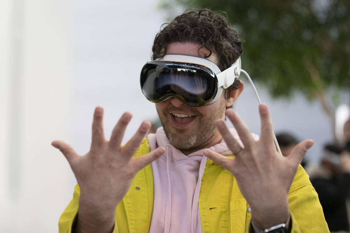 Multitud acampa frente a Apple para comprar gafas de más de 3 mil dólares