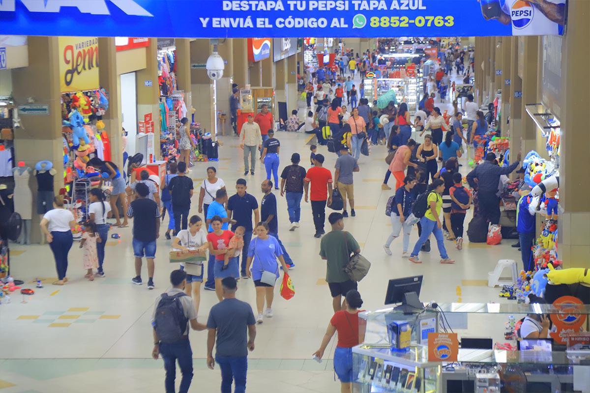 Afluencia de hondureños en la terminal de buses de San Pedro Sula
