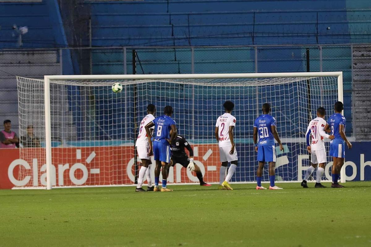 Edrick Menjívar se quedó parado en el tiro libre de Alexy Vega.