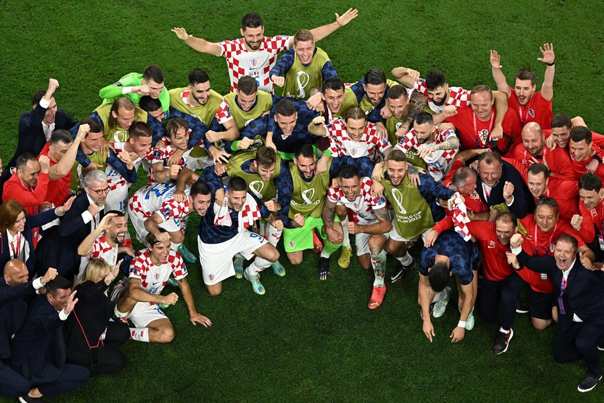 El festejo de los jugadores croatas tras clasificar a octavos de final del Mundial de Qatar 2022.