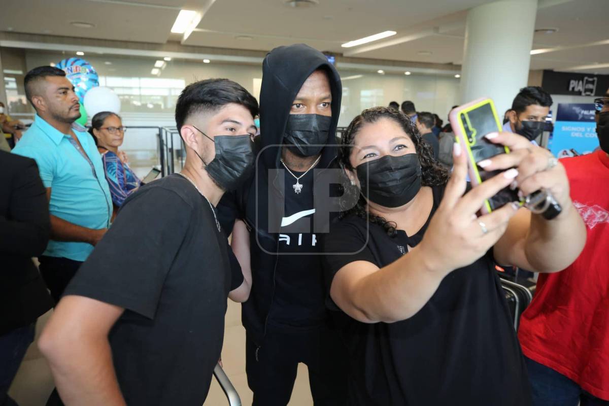 Aficionados se tomaron fotografías con Romell Quioto.