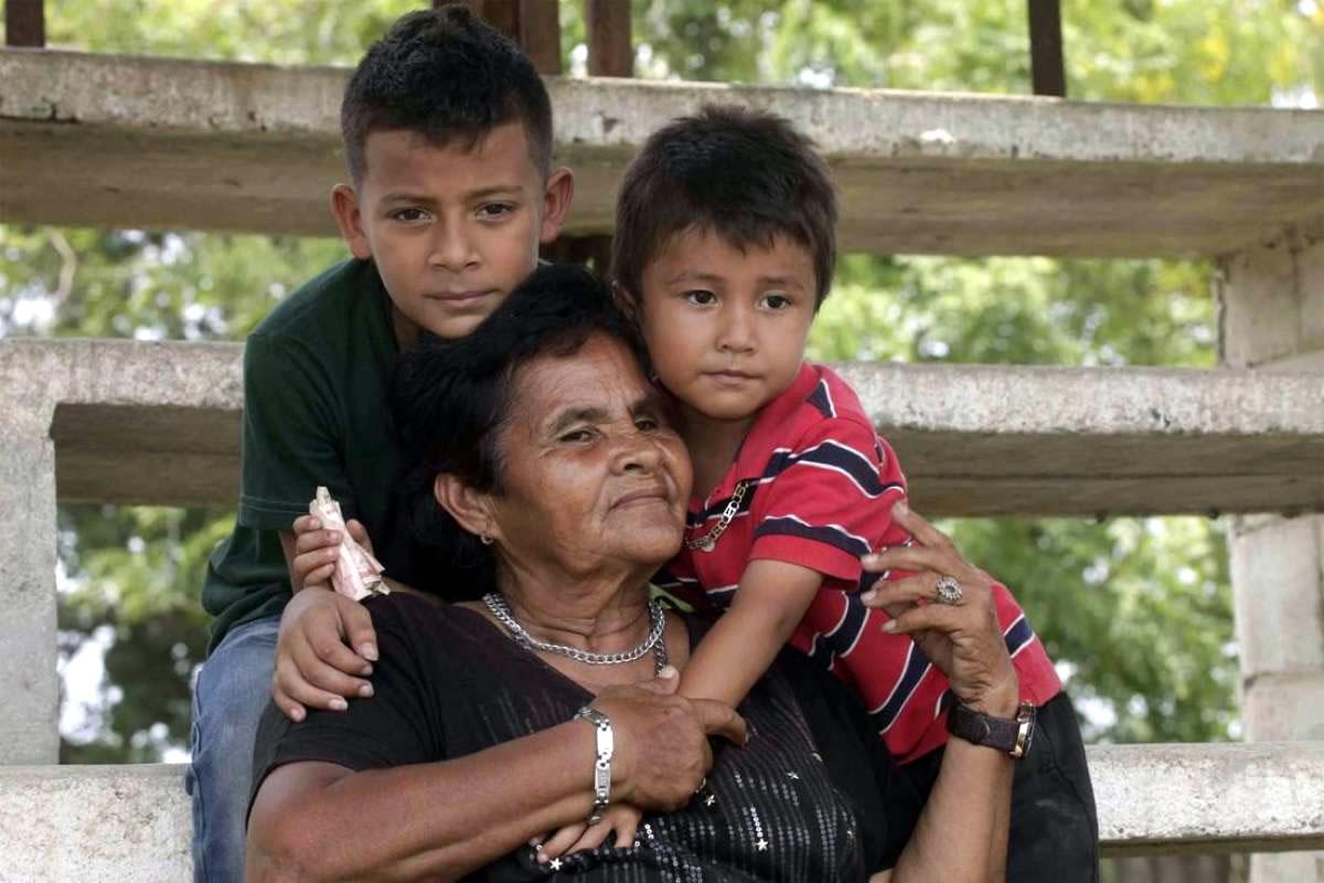 Doña Antonio Lara es la abuela adoptiva de Messi Enamuel (camisa roja).