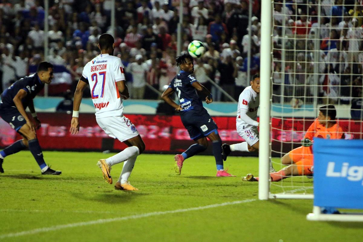 Jonathan Rougier salvó a Motagua tras el cabezazo de Carlos Sánchez en la última jugada del primer tiempo.