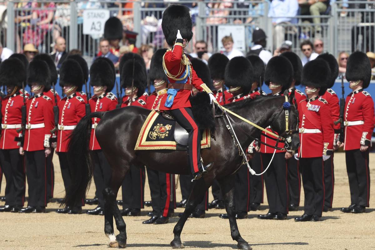 Guardias se desmayan durante ensayo para festejo del Rey Carlos