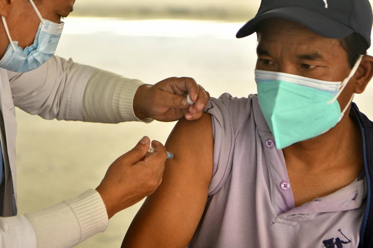 Más de la mitad de la población de América ha sido vacunada, según la OPS