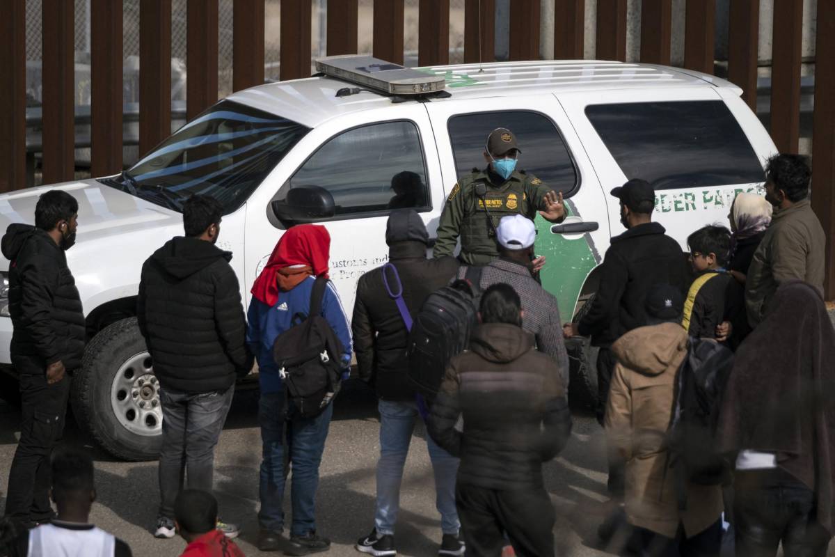Juez de EEUU ordena suspender norma que expulsa a migrantes en frontera