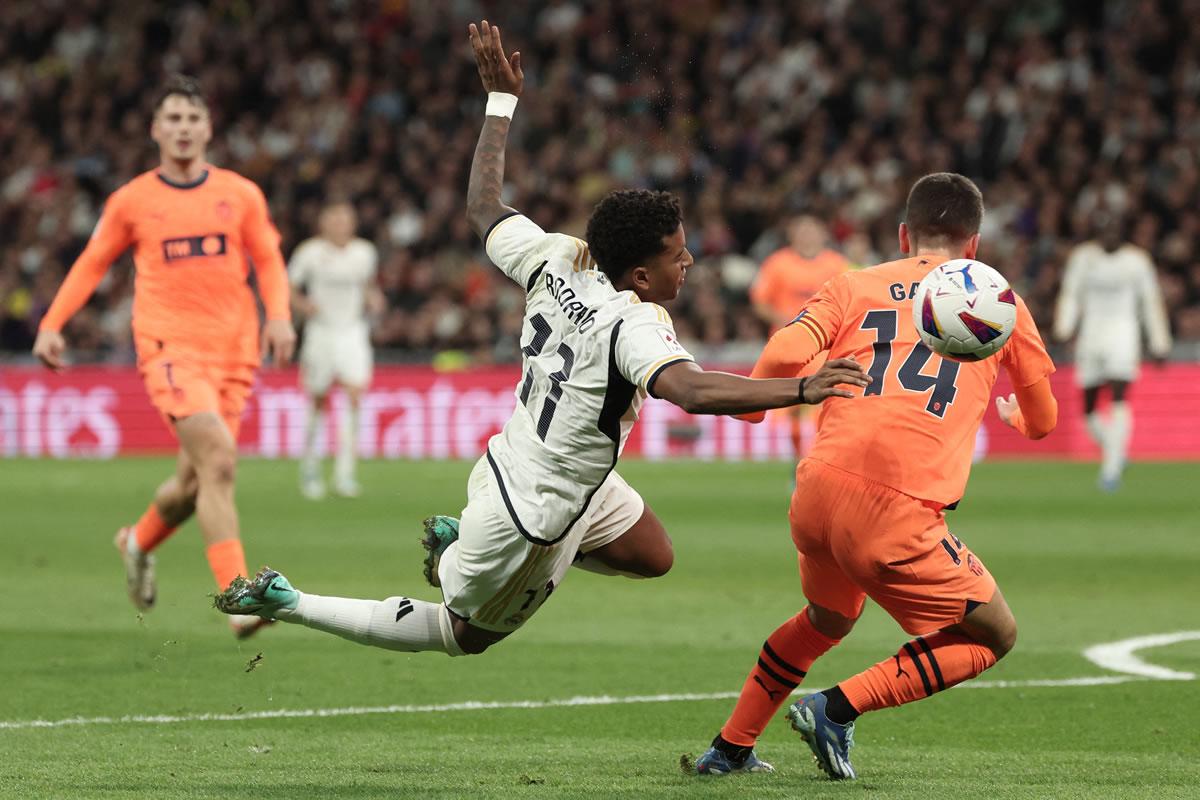 Rodrygo cae al suelo tras la acción con José Luis Gayà.
