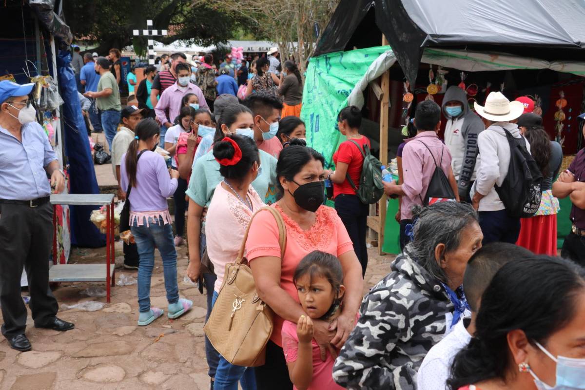 Miles de devotos cumplen promesas y peregrinan al Cristo Negro de Quezailica