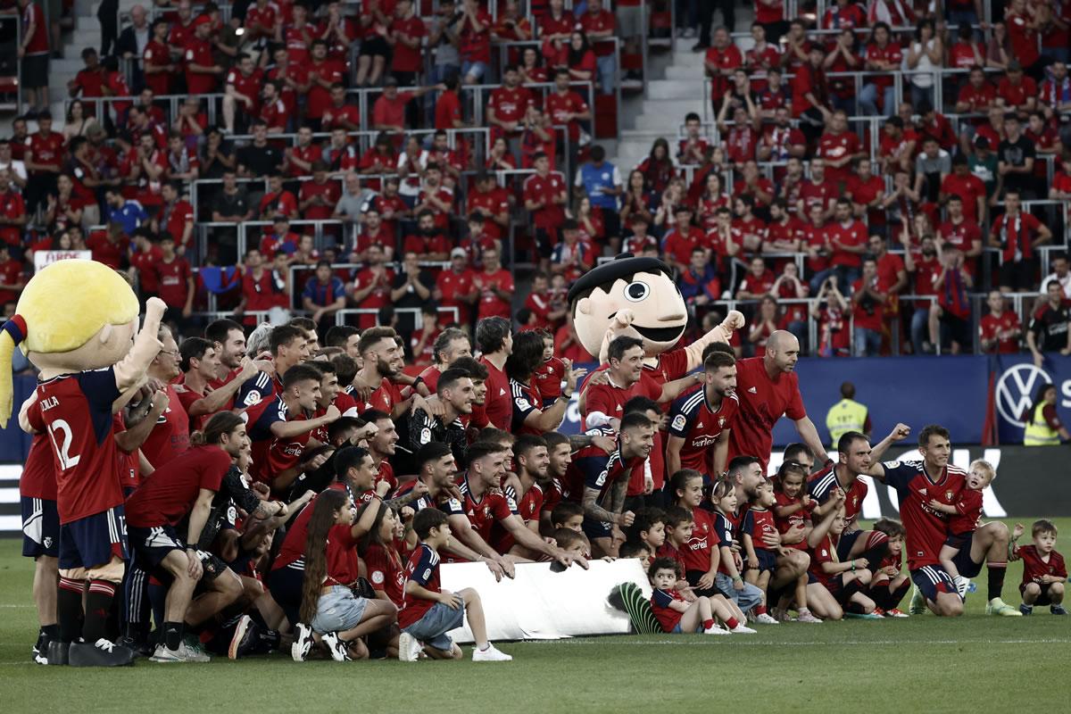 Jugadores y cuerpo técnico de Osasuna en las celebraciones tras clasificar a la Conference League.