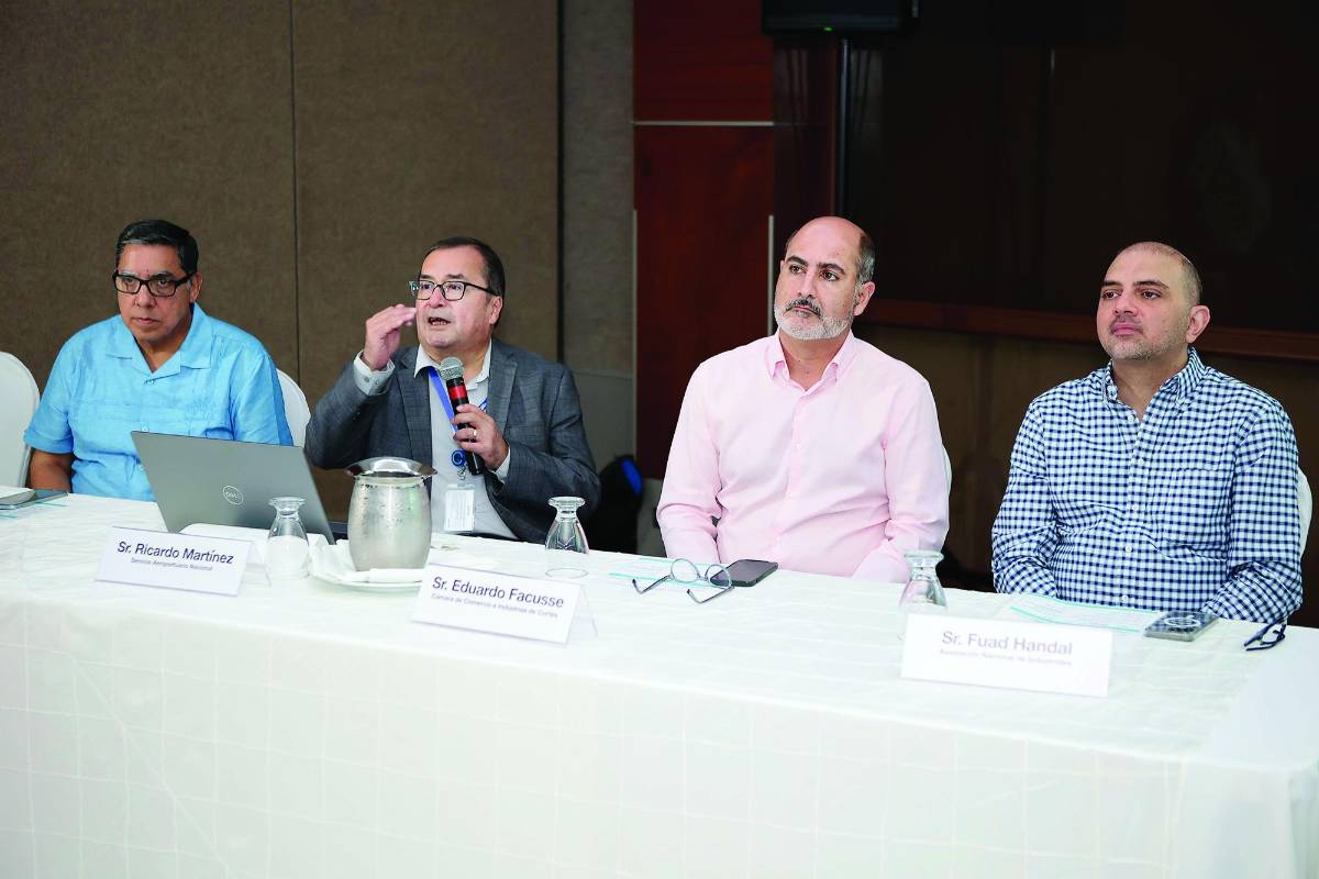 Mario Nuila, representante de Turismo; Ricardo Martínez, director de SAN; Eduardo Facussé, presidente de la CCIC y Fuad Handal Katimi, presidente de la Andi.