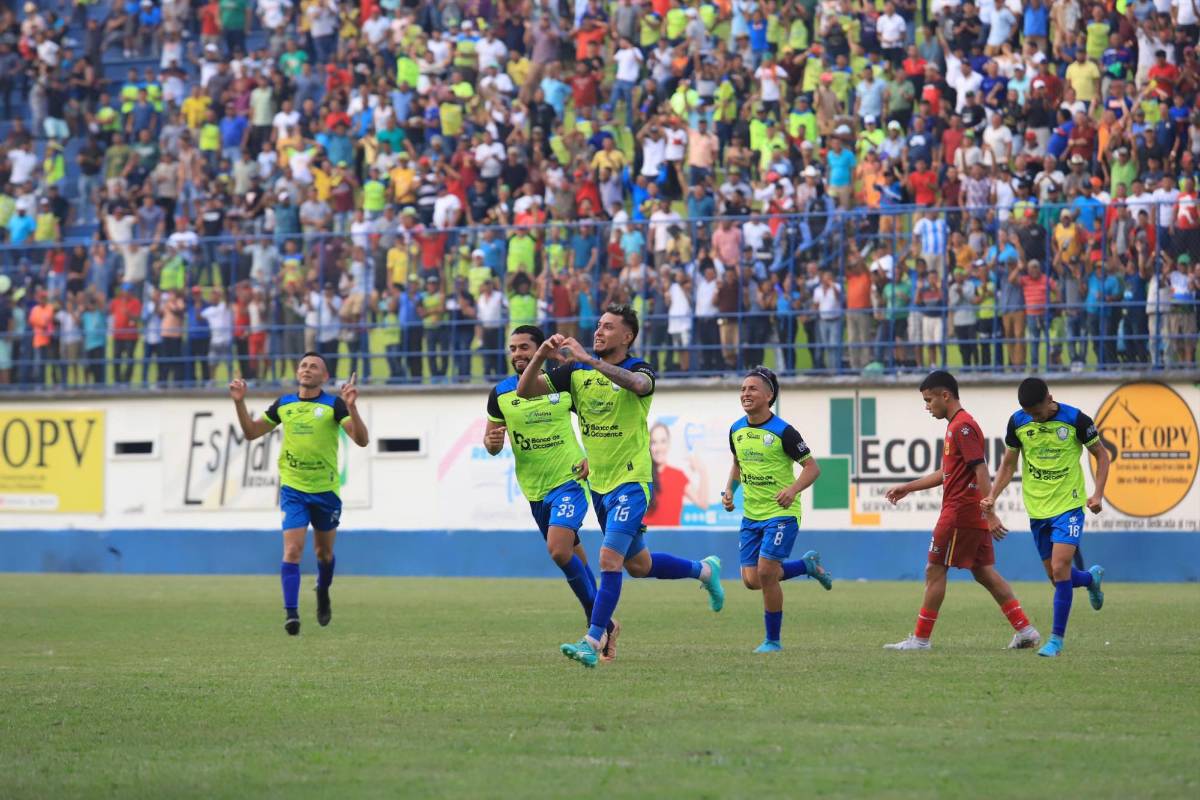 Erick Andino celebró de esta manera su golazo que abrió el marcador.