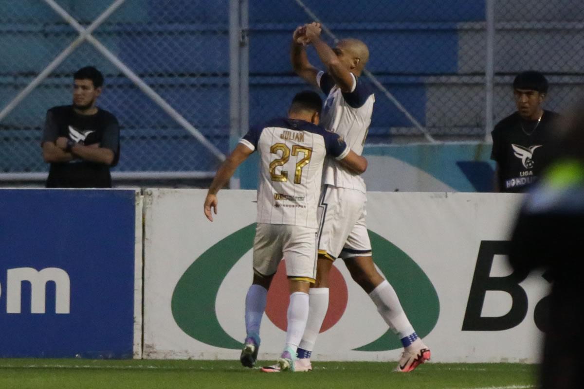Eddie Hernández sorprendió abriendo el marcador a los dos minutos del partido a favor del Olancho FC.