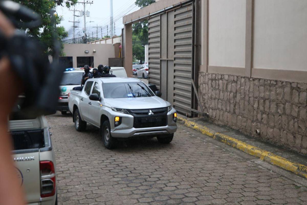 Con gritos eufóricos llega el diputado Nelson Márquez a su audiencia inicial