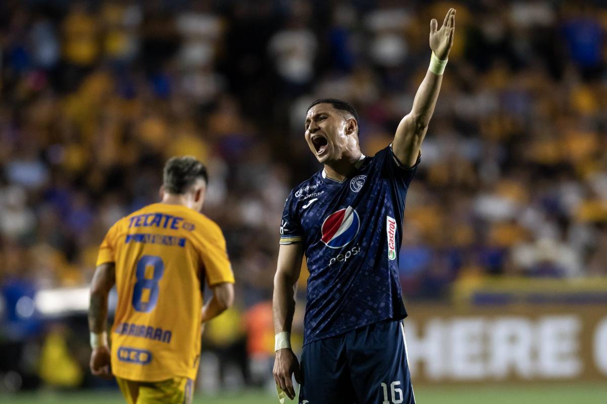 Héctor Castellanos de Motagua lamentando la paliza sufrida en México.