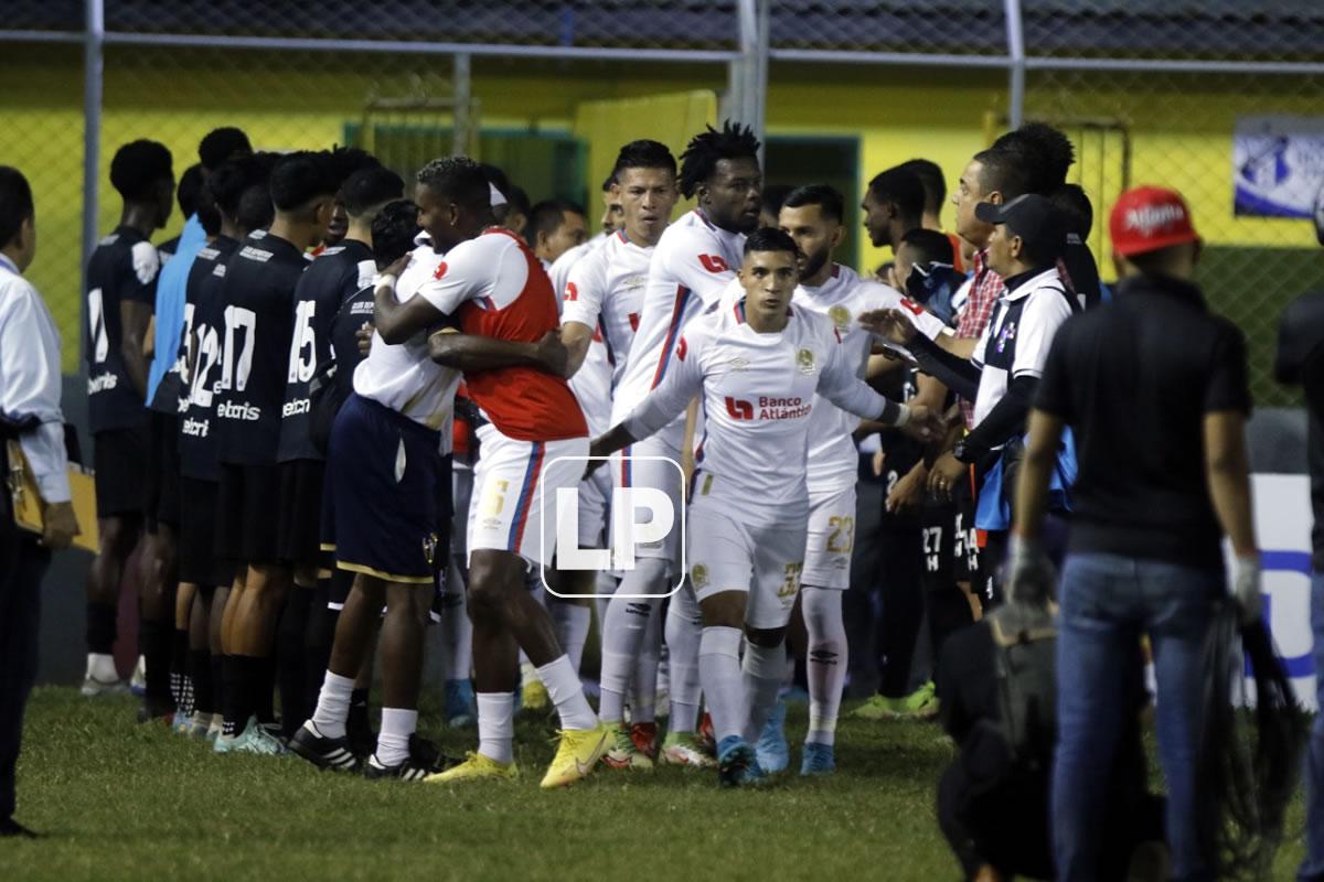 Los jugadores del Olimpia agradecieron a los del Honduras Progreso por el gesto.