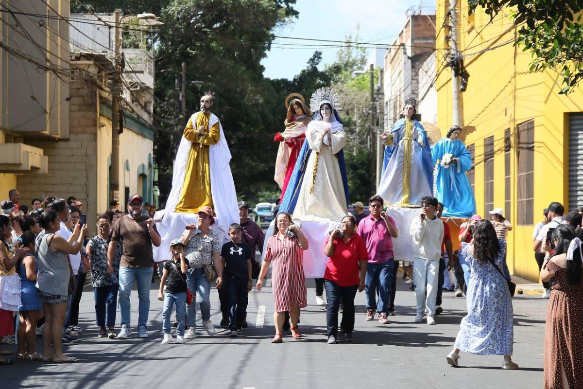 ¡Jesús resucitó!”, grita con alegría la feligresía católica en Comayagüela