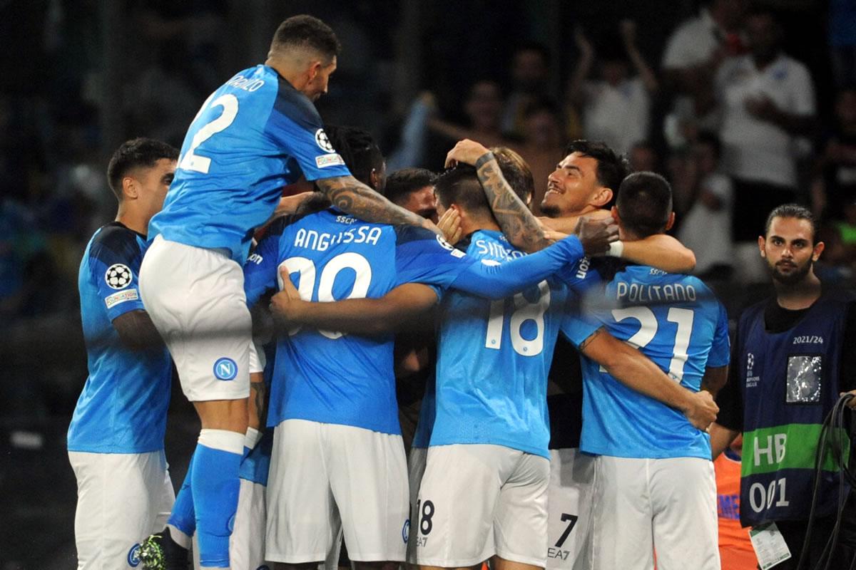 Jugadores del Napoli celebrando uno de los goles contra el Liverpool.