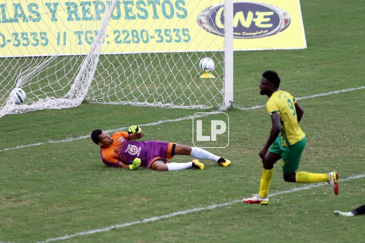 Jerrick Díaz al momento de castigar al portero Gerson Argueta para el triunfo definitivo del Parrillas One.