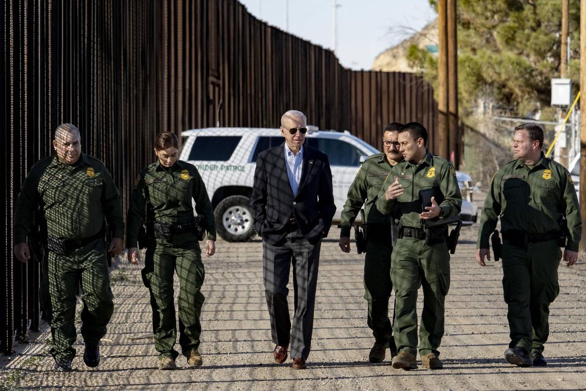 Lo que se sabe de la medida de Biden para regularizar a miles de migrantes