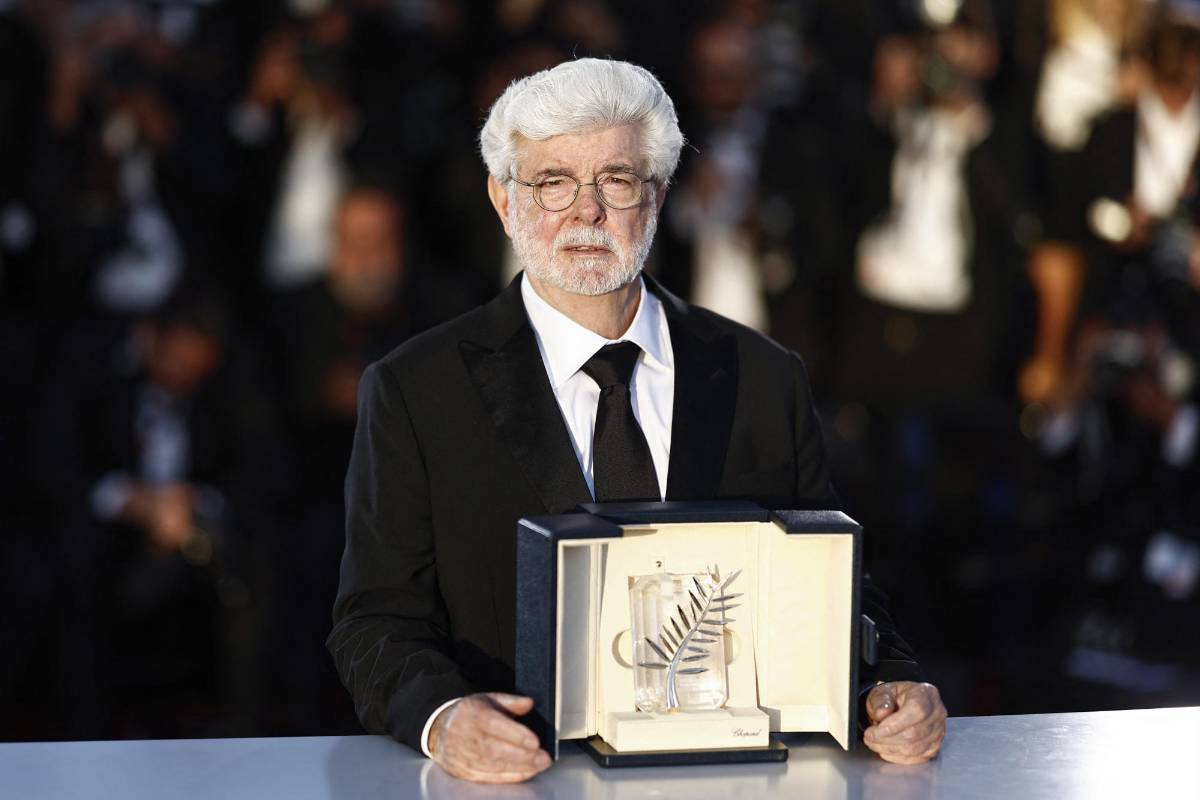 El director estadounidense George Lucas con su reconocimiento.