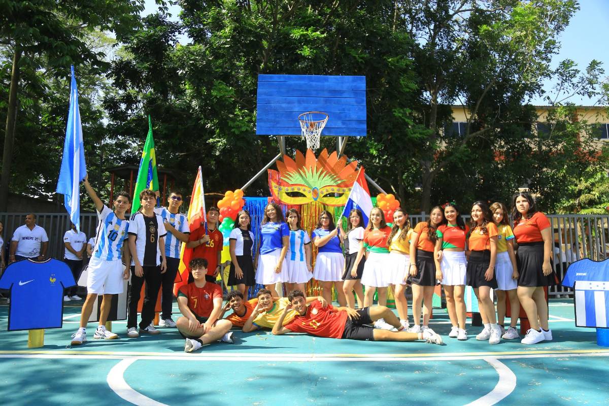 Los chicos posaron así para la foto del recuerdo.