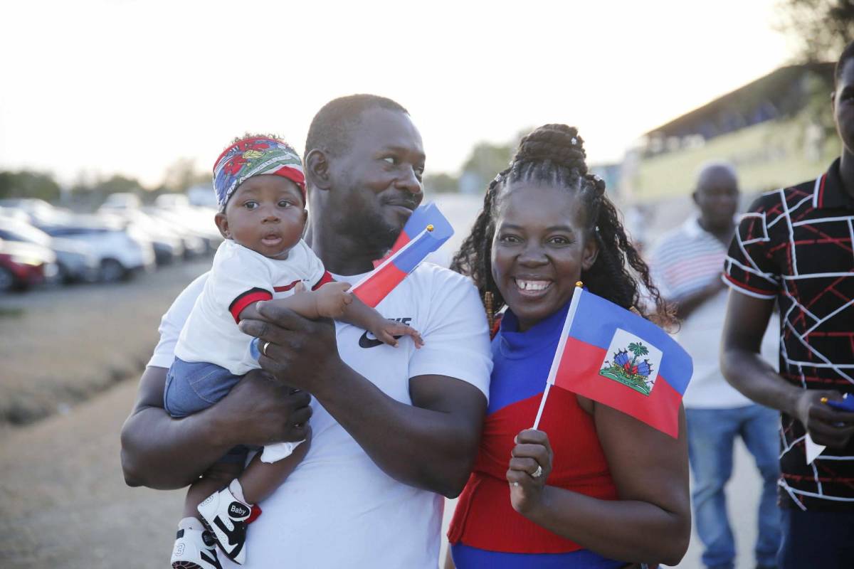 Redondo y su pareja presentes; bella catracha y mundialista en el Haití-Honduras