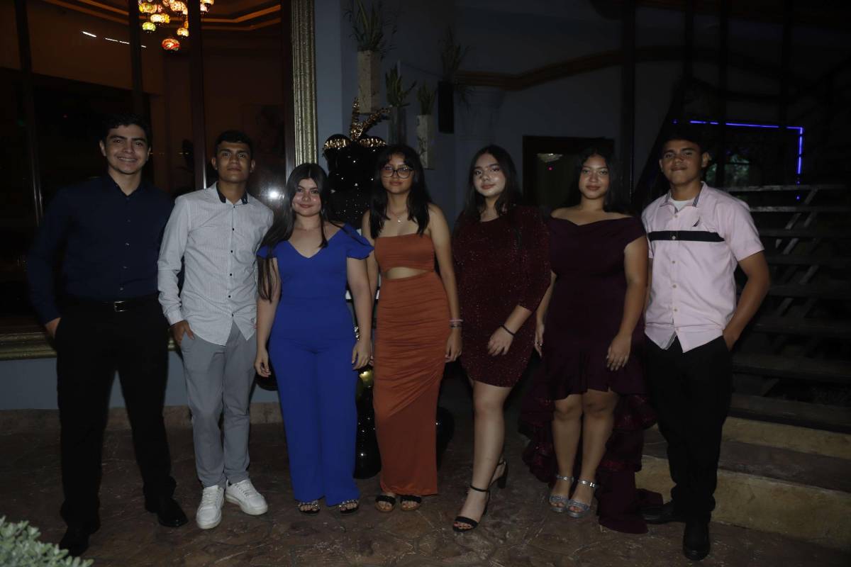 Seniors del Instituto New Life realizan cena previo a su graduación