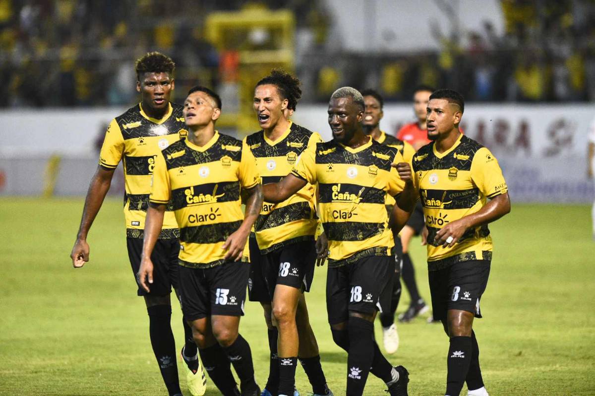 Los jugadores del Real España festejan el golazo de Brayan Moya.