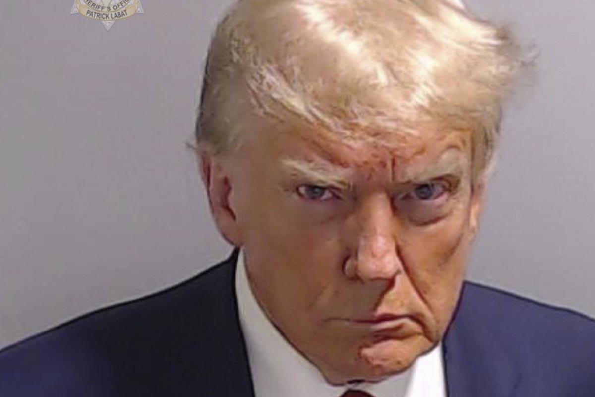 Trump con ceño fruncido, la foto tras ser detenido en cárcel de Georgia