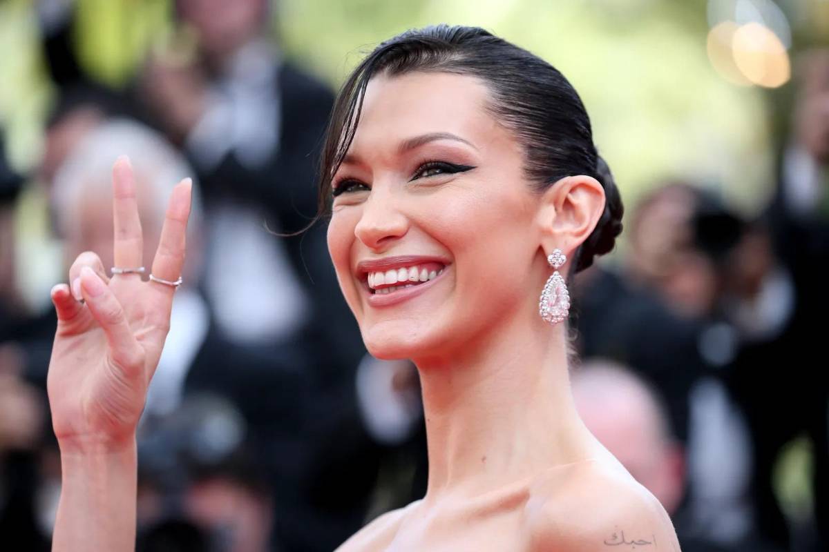 Bella Hadid luce de una forma más discreta, un brillante en un diente.