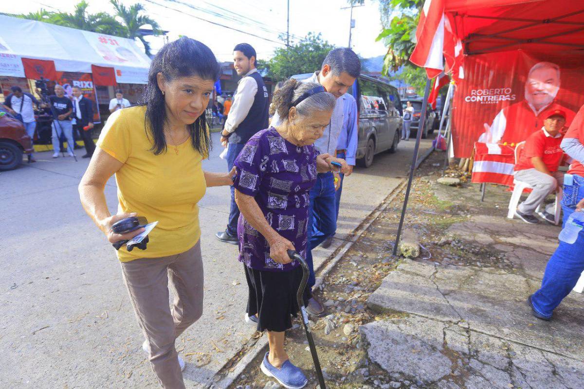 Los adultos mayores votan desde muy temprano en Honduras