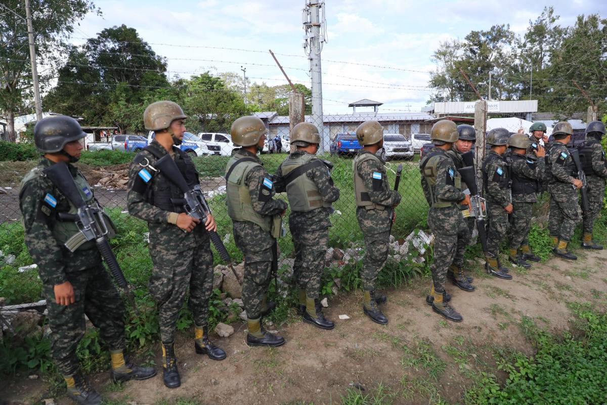 Imagen de archivo de policías y militares vigilan un penal en Tegucigalpa (Honduras).